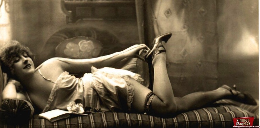 Vintage chicks in their underwear in the th - XXX Dessert - Picture 1