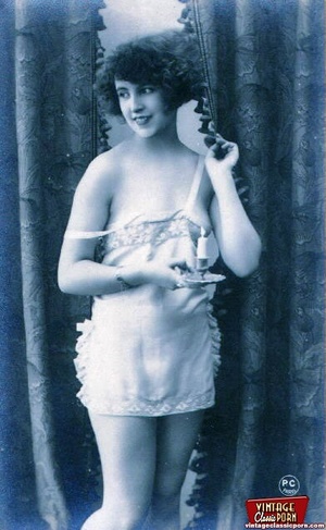 Vintage chicks in their underwear in the - Picture 12