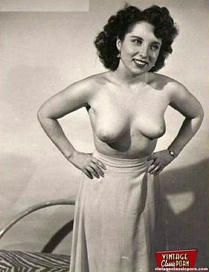 Sexy vintage topless girls enjoy posing  - Picture 2