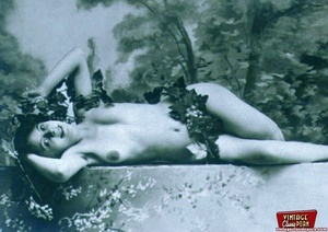 Nearly naked vintage horny chicks posing - Picture 1