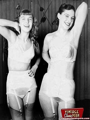 Multiple sexy vintage ladies posing nake - Picture 1
