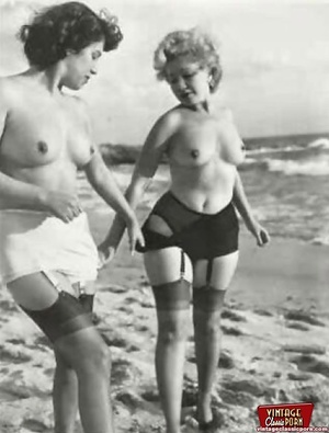 Multiple sexy vintage ladies posing nake - Picture 2