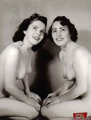 Multiple sexy vintage ladies posing nake - Picture 5