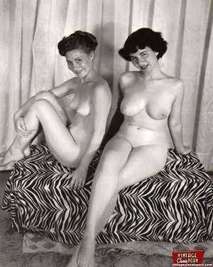 Multiple sexy vintage ladies posing nake - Picture 8