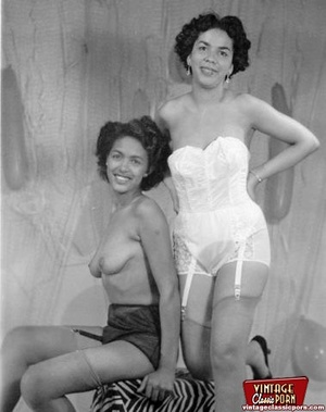 Multiple sexy vintage ladies posing nake - Picture 10
