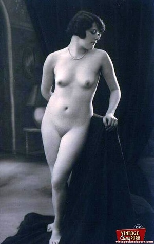 Full frontal vintage nudity chicks posin - Picture 3