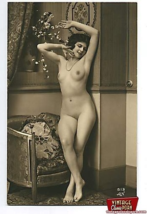 Full frontal vintage nudity chicks posin - Picture 9