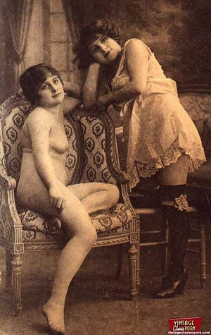 Vintage lesbian nude chicks enjoy posing - Picture 8