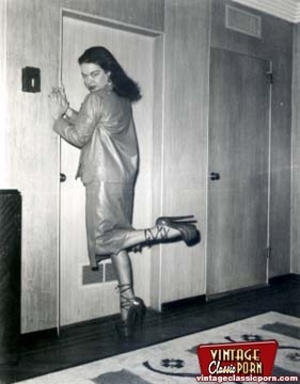 Vintage daring chicks wearing high heels - Picture 2