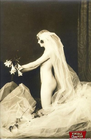 Beautiful sexy vintage women posing nude - Picture 1