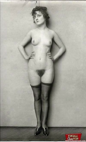 Beautiful sexy vintage women posing nude - Picture 6