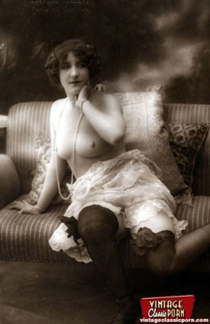 Several vintage chicks wearing stockings - Picture 2