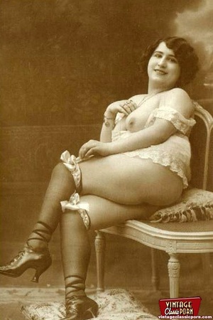 Vintage chicks in garters posing in the  - Picture 10
