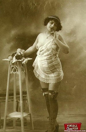 Vintage chicks in garters posing in the  - Picture 12