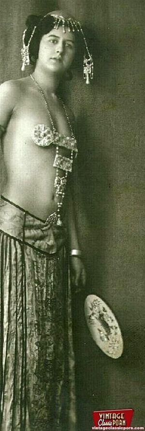 Daring vintage girls wear exotic costume - Picture 5