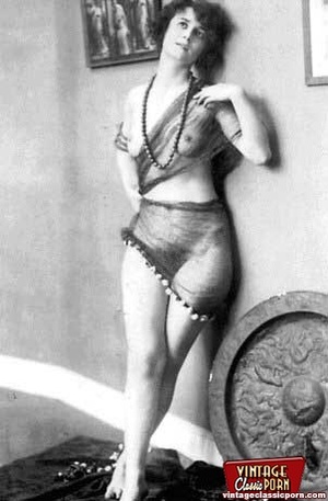 Daring vintage girls wear exotic costume - Picture 10
