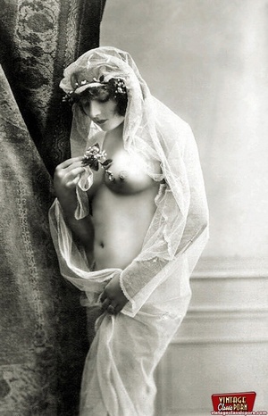 Daring vintage girls wear exotic costume - Picture 12