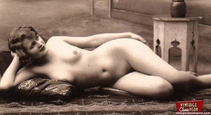 A couple of real vintage reclining ladie - XXX Dessert - Picture 1