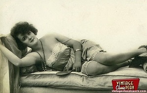 A couple of real vintage reclining ladie - Picture 6
