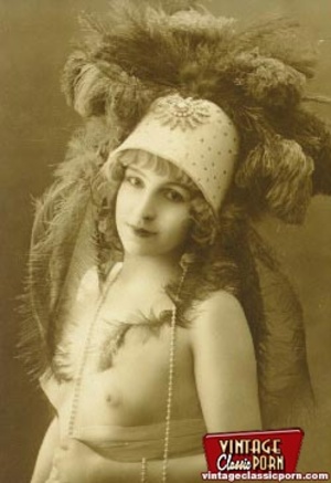 Real vintage women with big hats from th - Picture 1