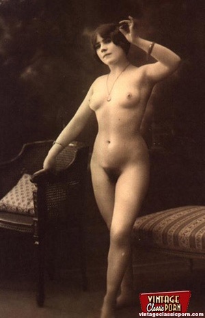 Several sexy vintage chicks posing naked - Picture 4