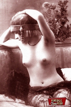 Several sexy vintage chicks posing naked - Picture 9