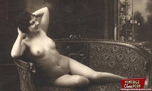 Several sexy vintage chicks posing naked - Picture 11