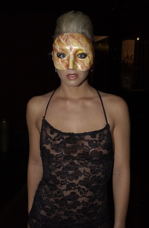 Magnificent masked blonde enjoy exposing - Picture 5