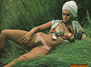Lusty retro hotties in lingerie spreadin - Picture 2