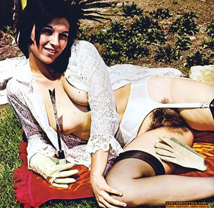 Lusty retro hotties in lingerie spreadin - Picture 8