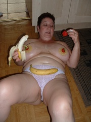 Mature Fingering Kinky Carol from United Kingdom