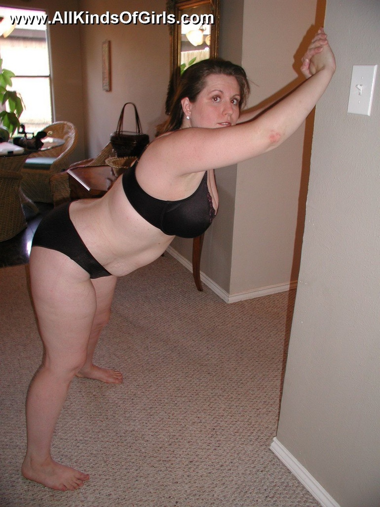 Plumper Mom Feet - Little chubby mom in tight red panties - Golden BBW - Picture 3