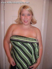Sexy blonde bbw wife exposing her soft naked body in the - Picture 1