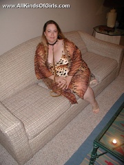 Leashed super fat milf spreading her legs and flashing - Picture 2