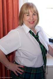 Mature Fingering Speedy Bee from United Kingdom