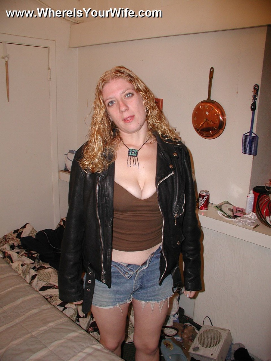 Curlu hair blonde housewife posing and spre - XXX Dessert - Picture 2