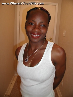 Little ebony wife Destiny likes to expos - Picture 1