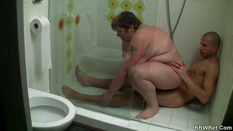 He has tons of fun with the BBW in the shower as he - Picture 15