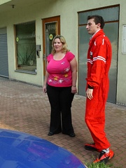 The car mechanic gets a reward for working on her - Picture 1