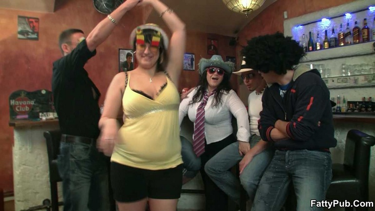 The three slender guys and the three fat chicks get wild - Picture 9