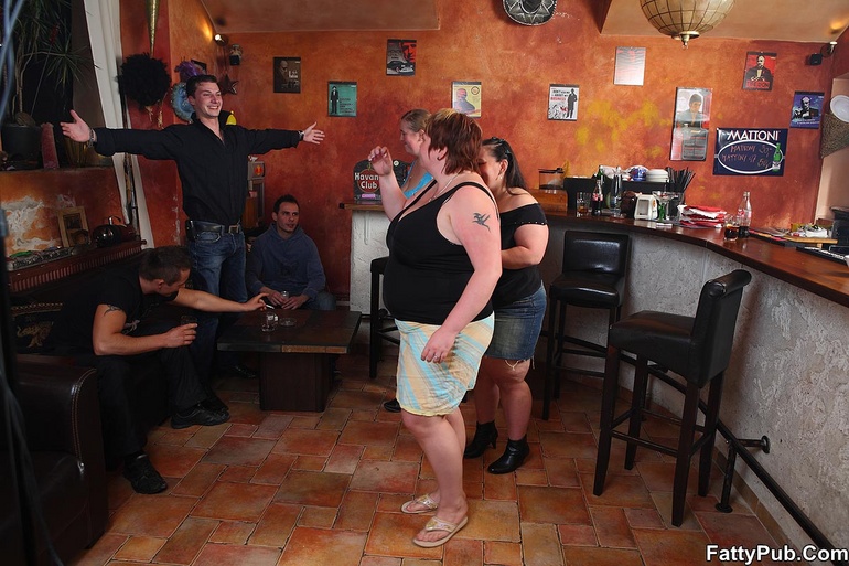 BBW babes get together with the guys at a pub and they - Picture 2