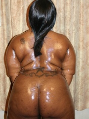 Dark skinned Jolpe oils up every curve on her to get - Picture 10