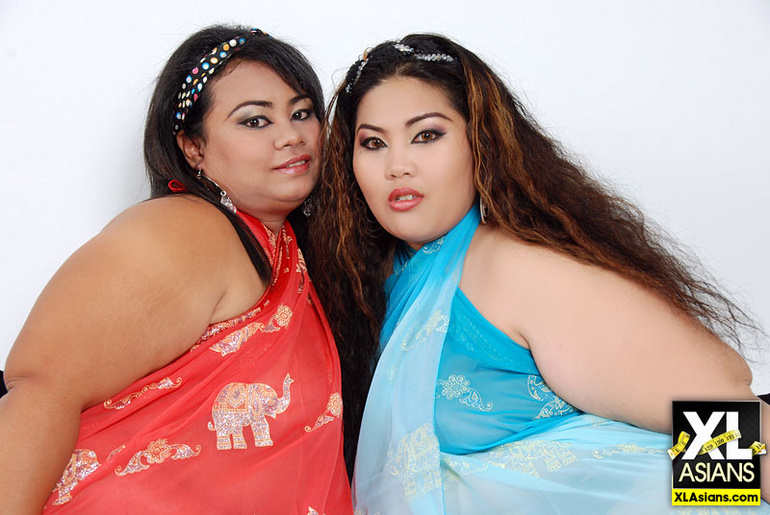 Asian BBWs Cassie and Lil Thunder show their soft bodies - Picture 2