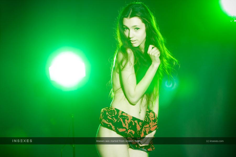 Brunette beauty exposing her gorgeous body  - XXX Dessert - Picture 4