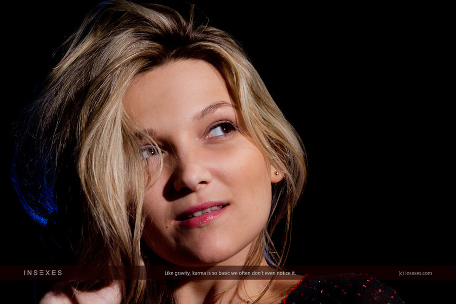 Magnificent blonde beauty exposing herself  - XXX Dessert - Picture 13