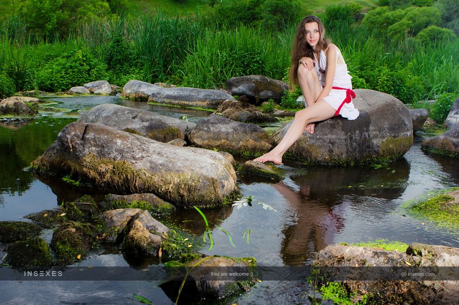 Stunning brunette teen exposing herself pas - XXX Dessert - Picture 1