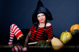 Witch costume wearing black haired cutie - Picture 2