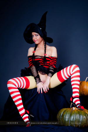 Witch costume wearing black haired cutie - Picture 4