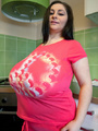 Brunette MILF in pink shorts and T-shirt - Picture 6