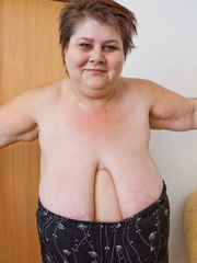 Lewd mature bbw showing off her large breasts - Picture 9